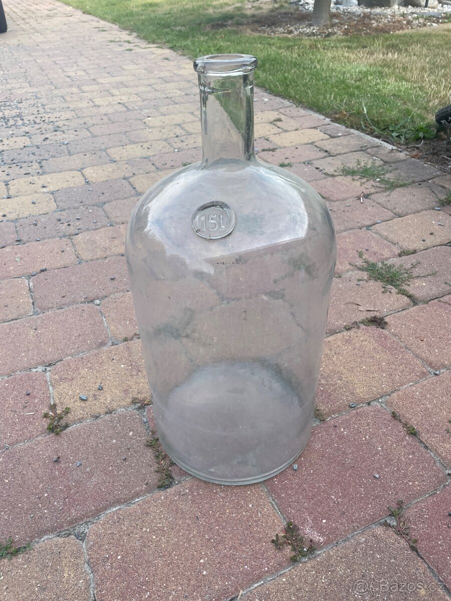 Skleněná nádoba na vino