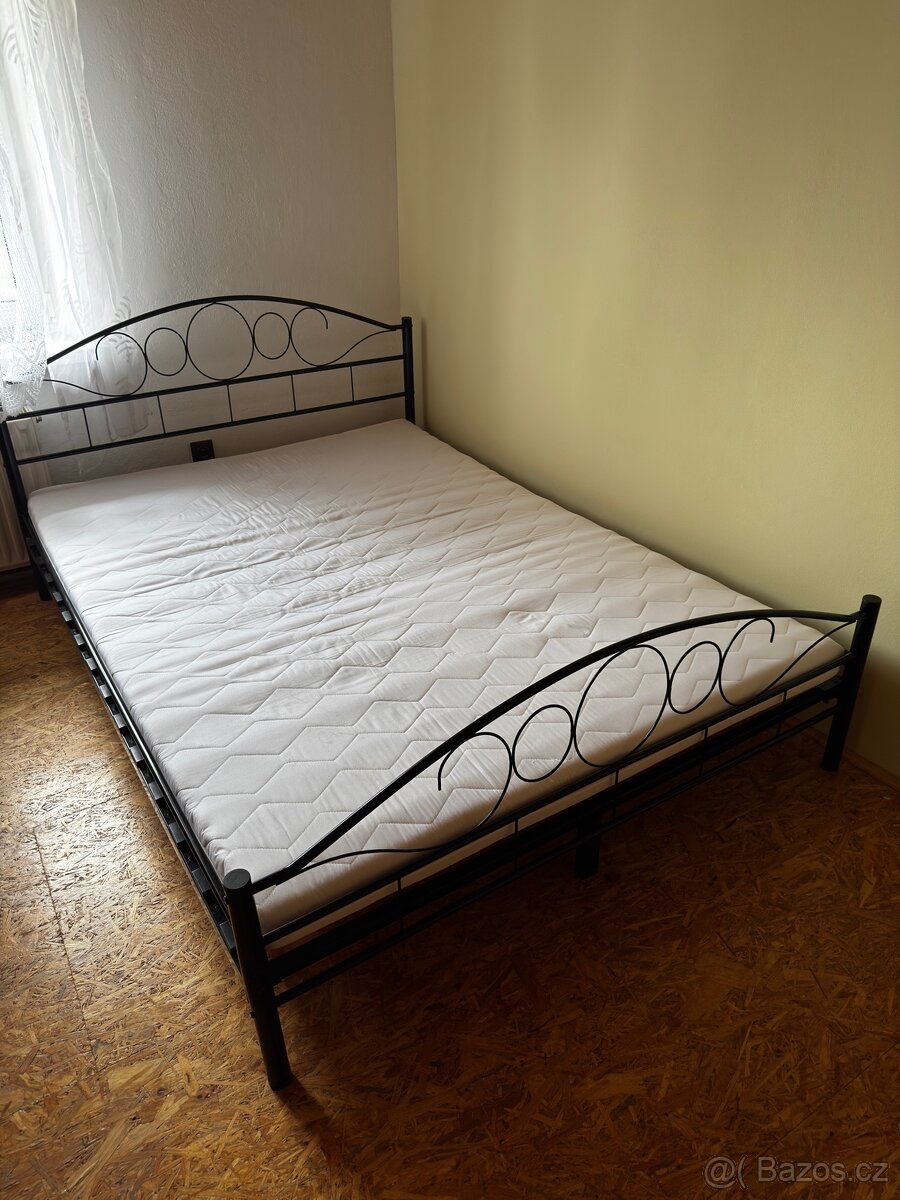 Manželská postel s matrací