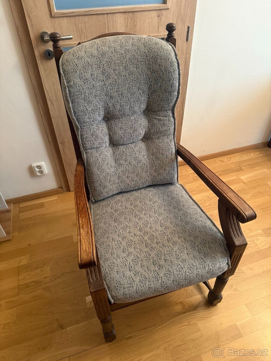 Starožitné dřevěné křeslo s čalouněním