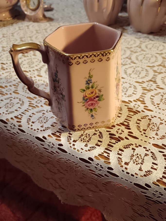 Hrneček z růžového porcelánu – zlacený dekor (1 ks)