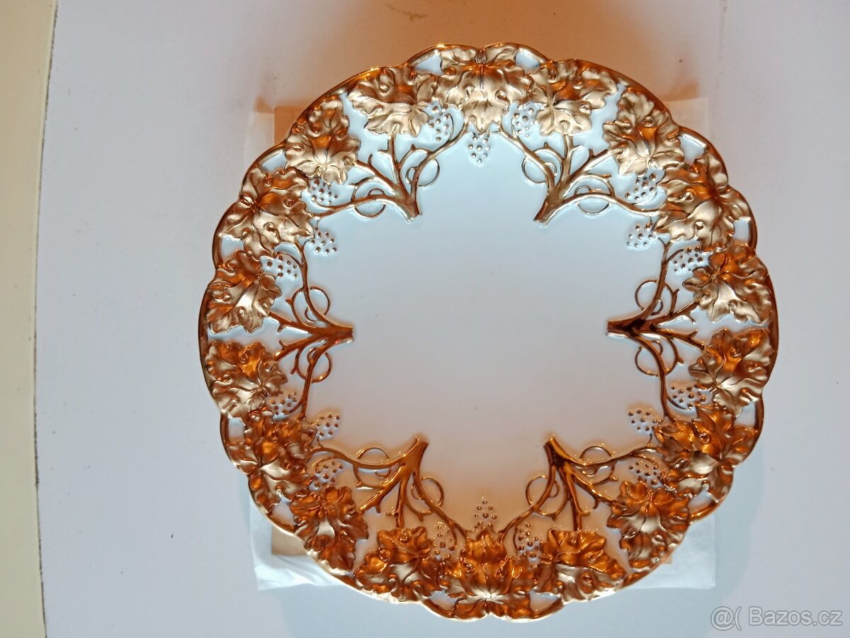 Pěkný starý plasticky zdobený porcelánový- Míšeň