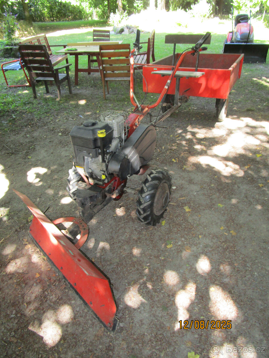 Multifunkční kultivátor s příslušenstvím