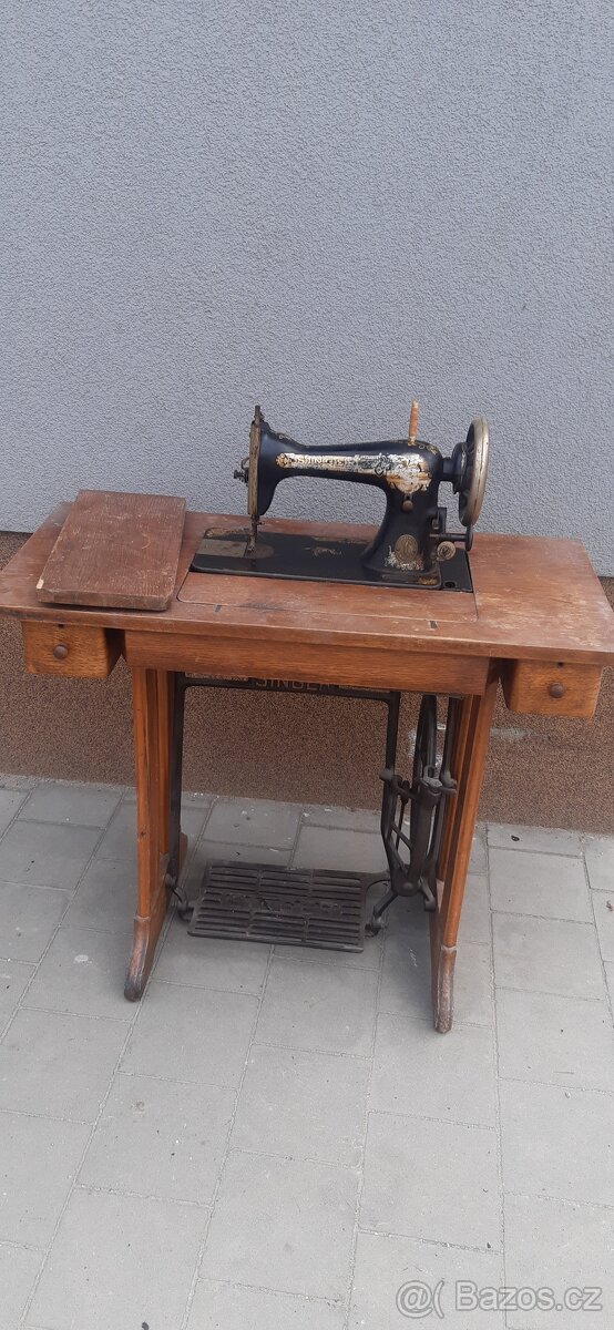 historický šicí stroj Singer
