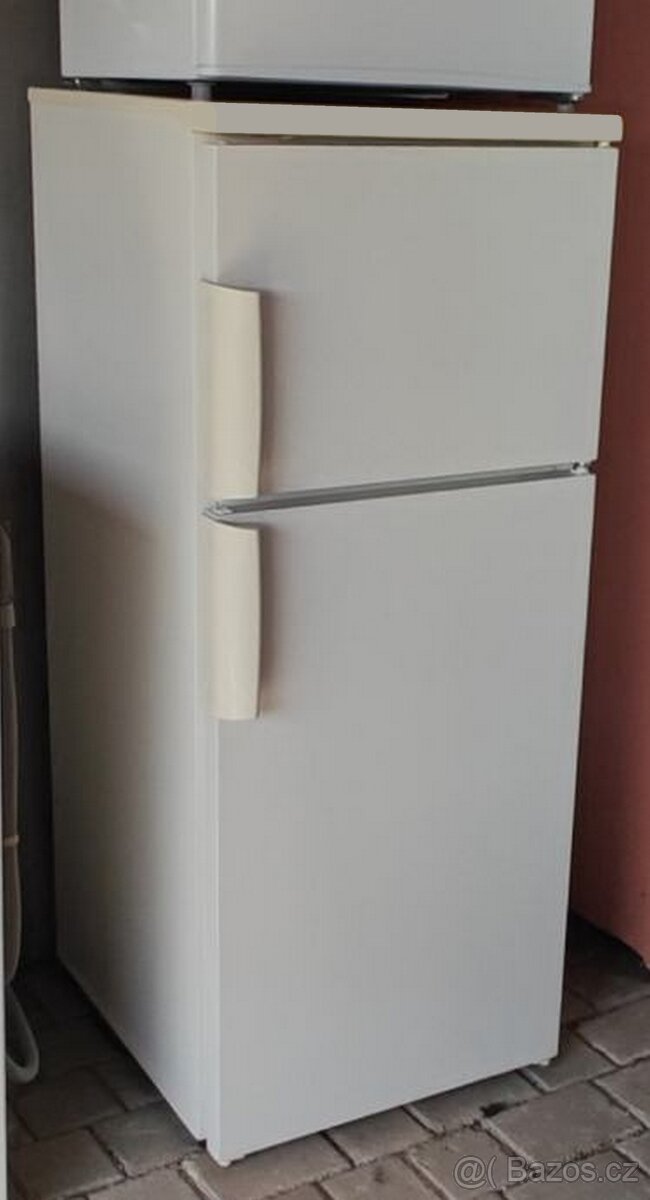 pěkná 120 cm lednice s horním mrazákem
