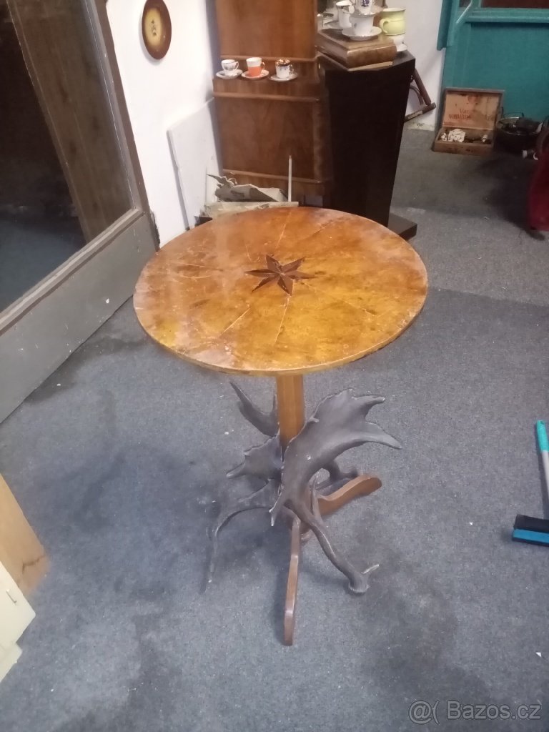 starožitný stolek s parožím