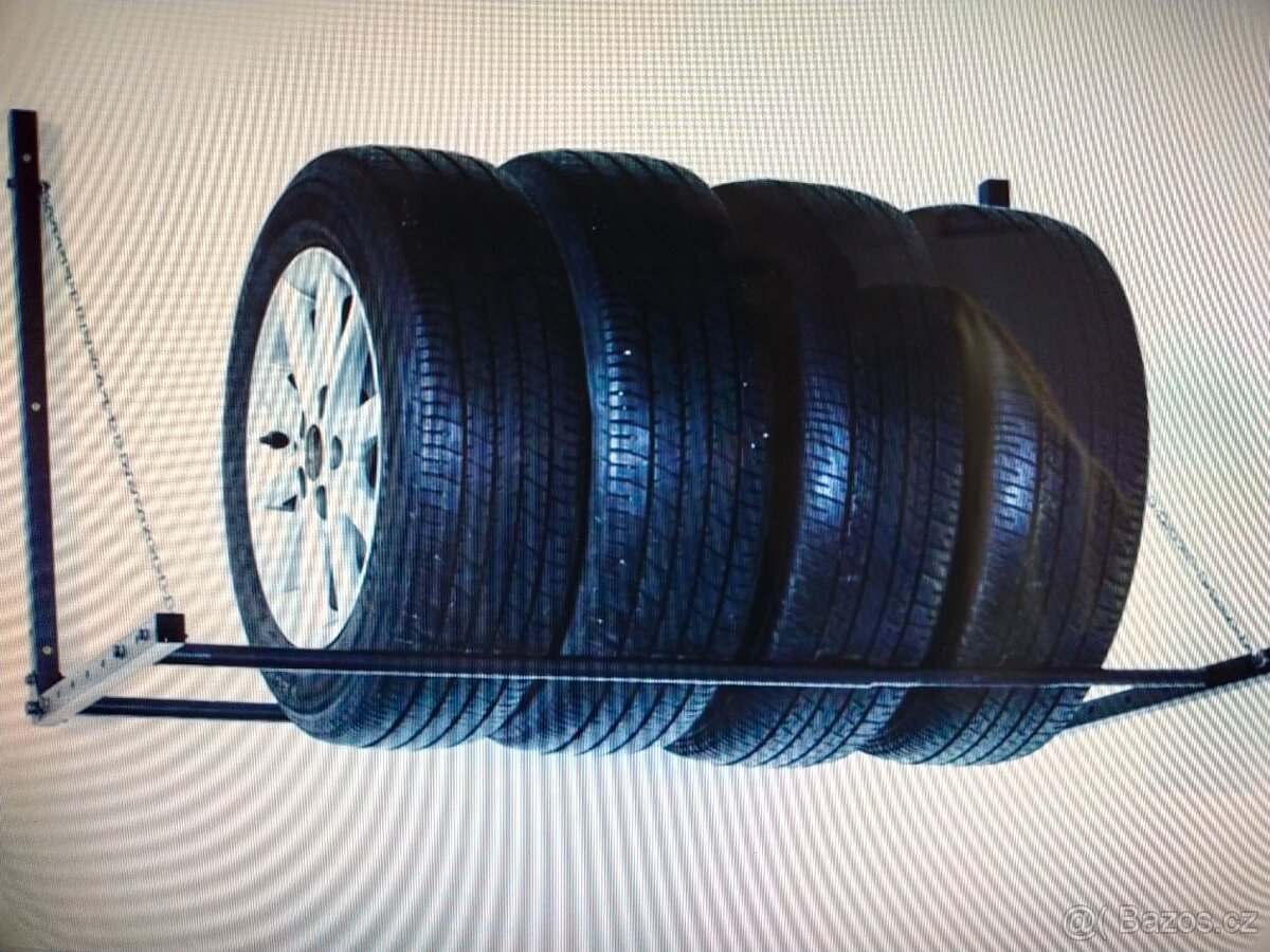 Skládací držák na pneumatiky