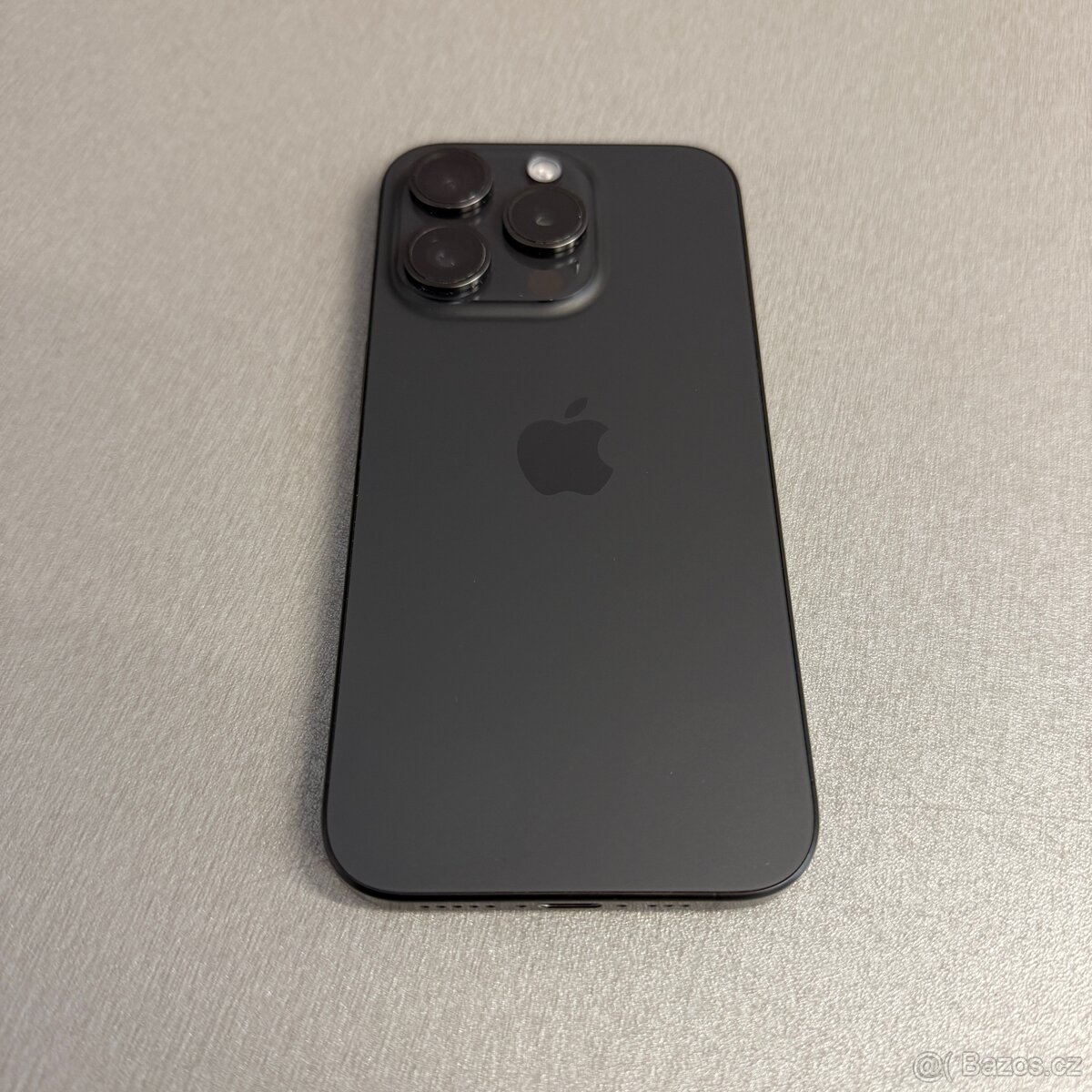 iPhone 15 Pro 256GB black titan, pěkný stav, rok záruka