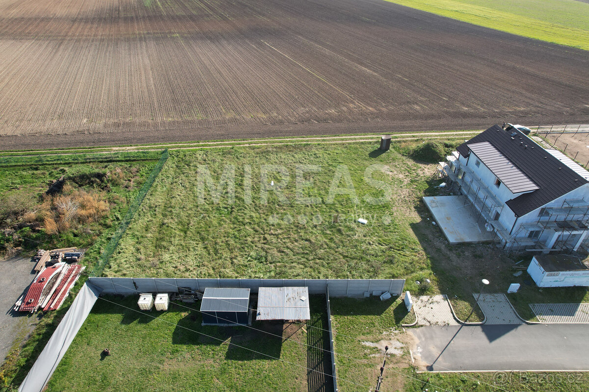 Nedomice, prodej pozemku 1 066 m2, okr. Mělník