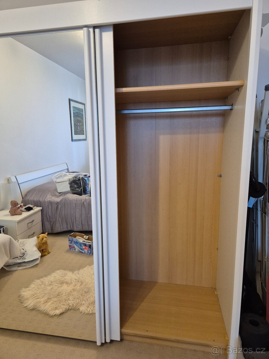 šatní sříń s posuvnými dveřmi