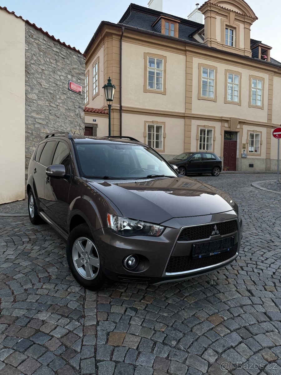 Mitsubishi Outlander 2.3DI-D 4x4 ČR 130kw Kůže Tažné Navi