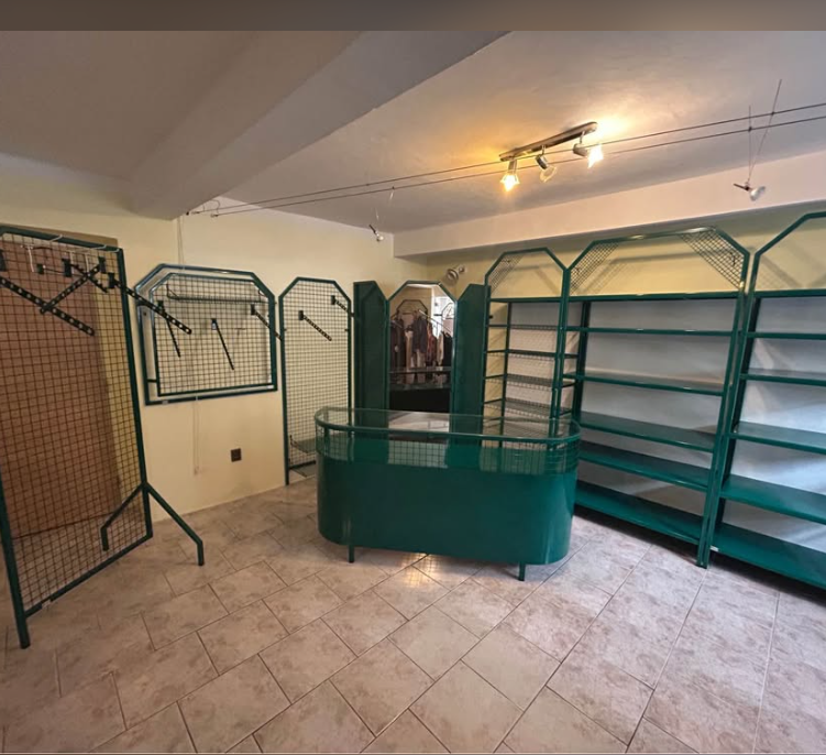 Kovový nábytek z prodejny textilu