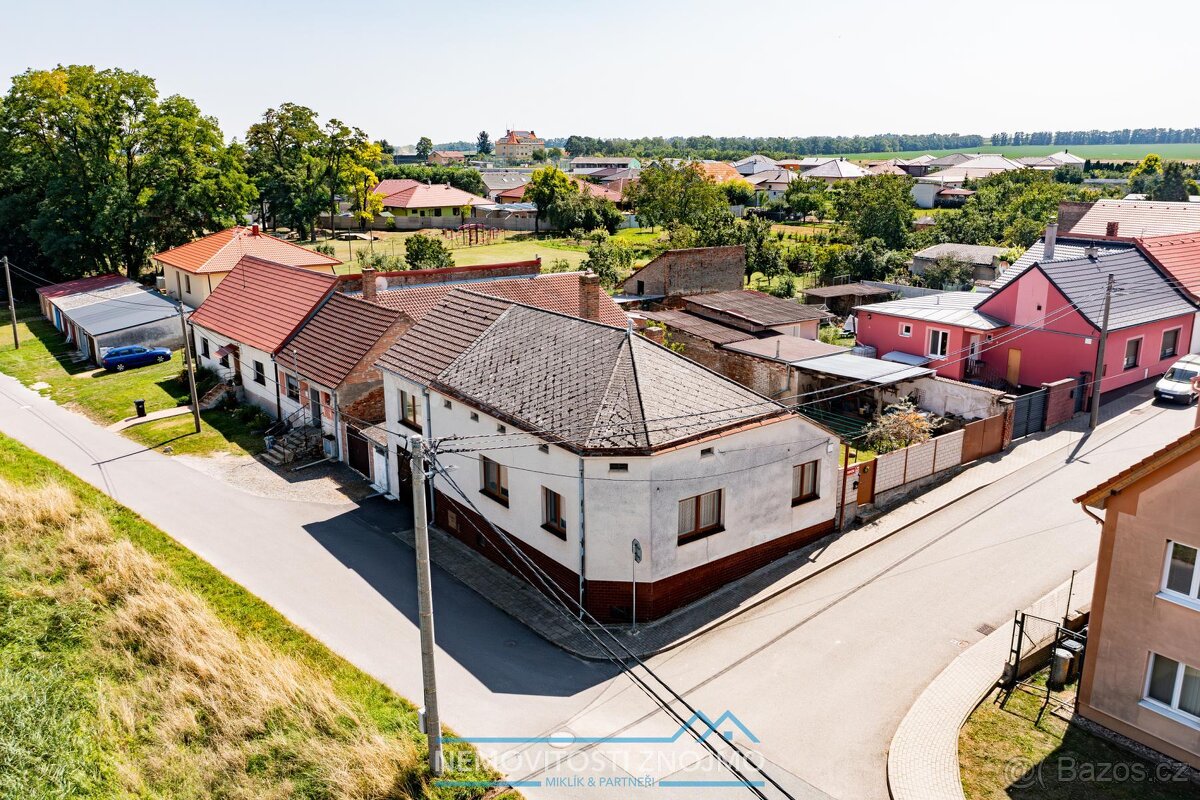 Rodinný dům s garáží, zahradou, vinným sklepem, v Jaroslavic