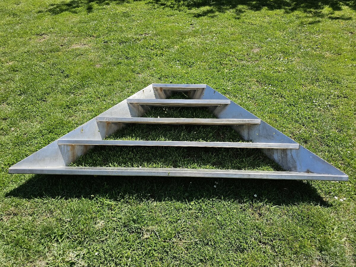 Nerezové schody do bazénu