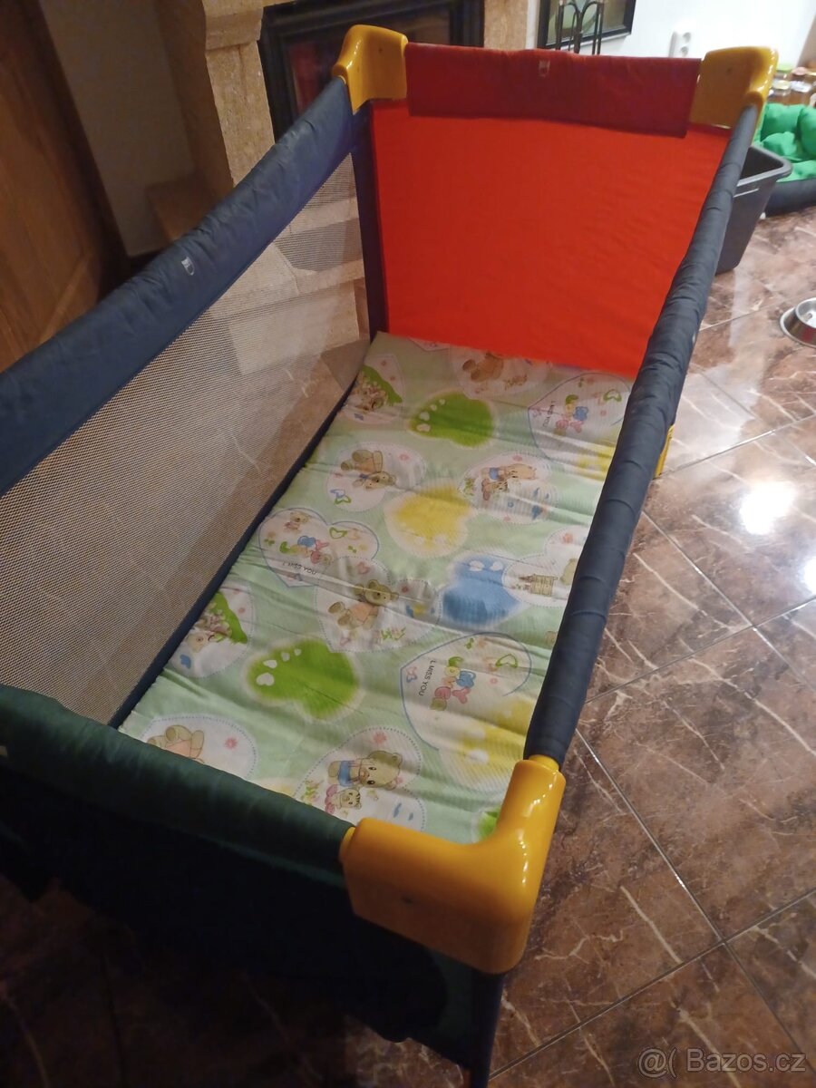 Skládací postýlka