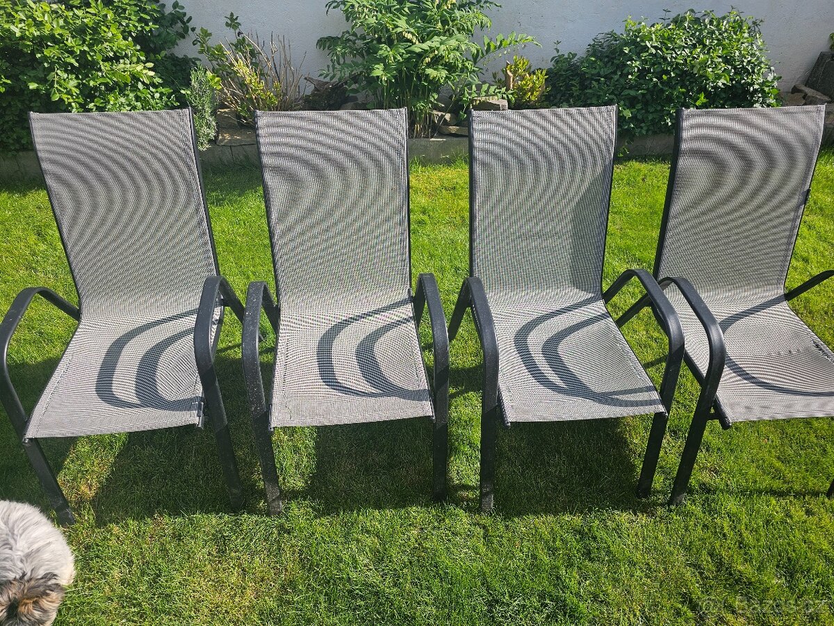 čtyři stohovatelné židle