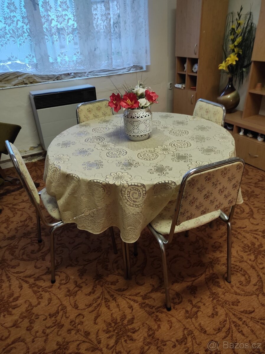 Skleněný jídelní stůl s židlemi