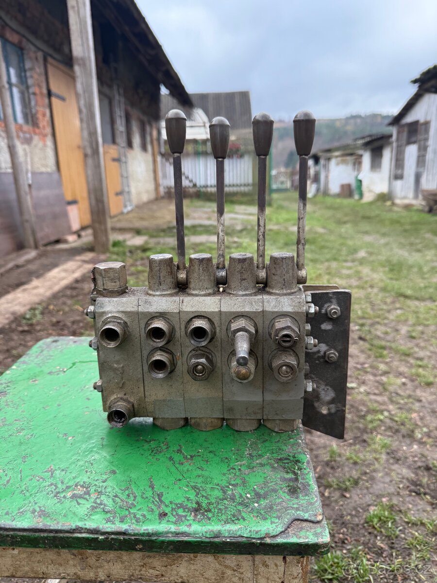 Hydraulický rozvaděč - 4 sekce