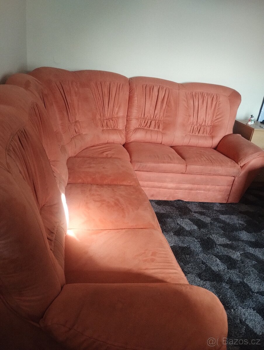 Rozkládací pohovka s úložným prostorem a konferenčním stolem