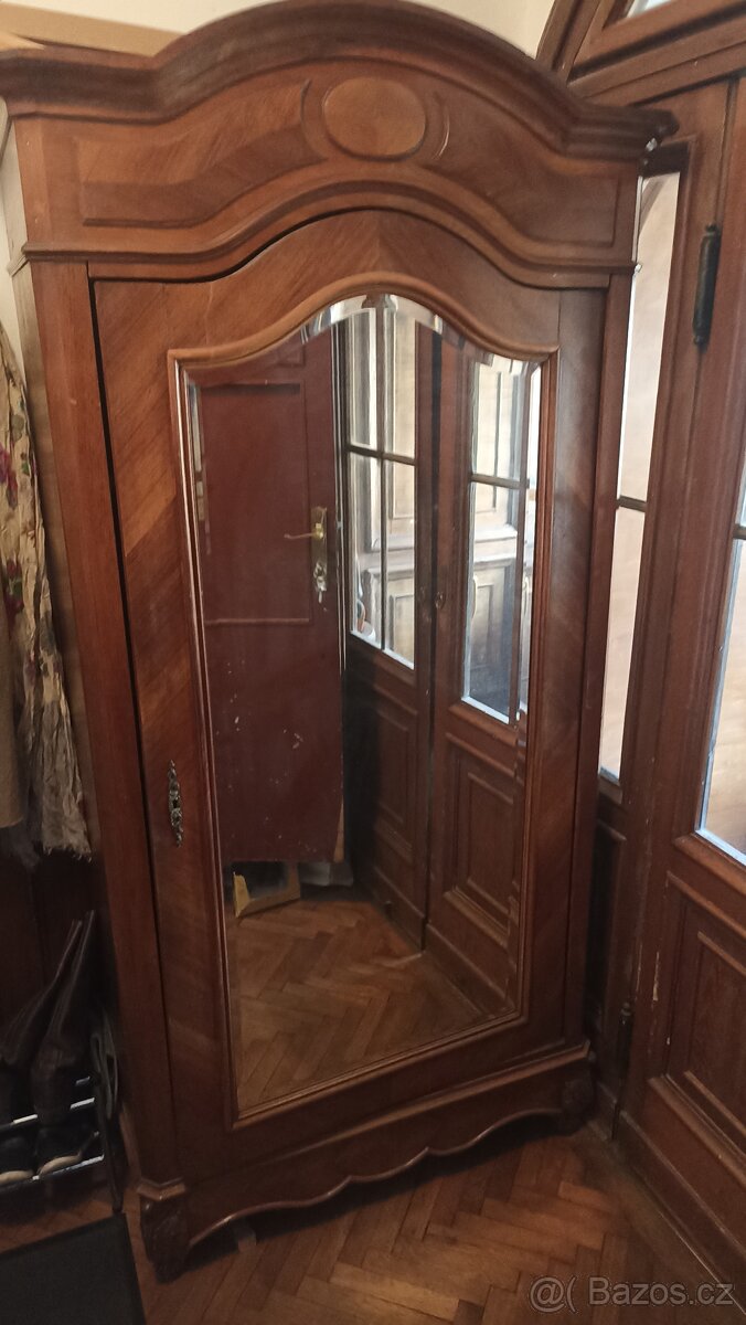 Starožitná skříň