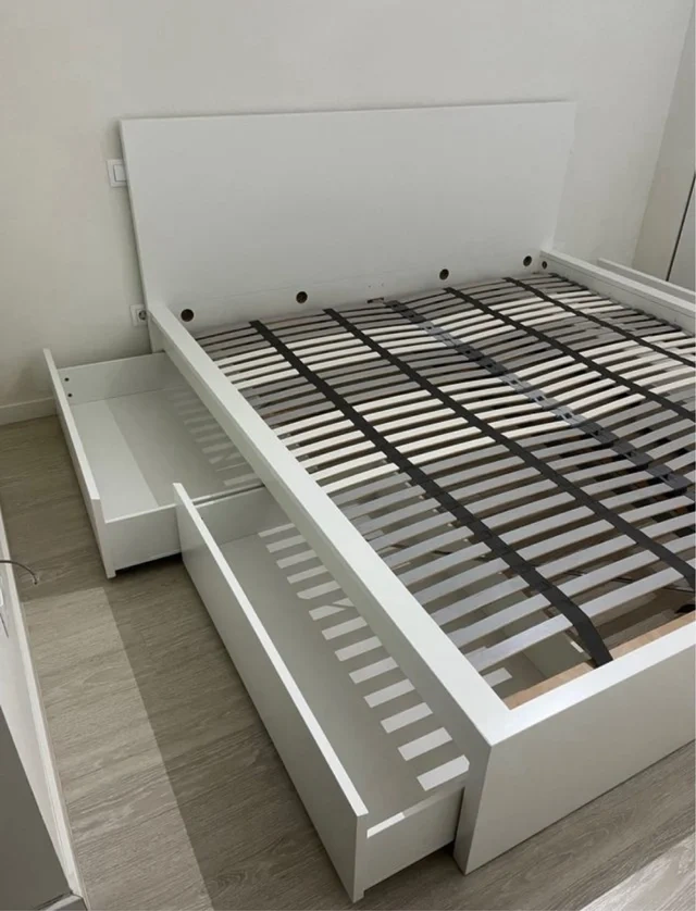 Prodám manželskou postel IKEA 180cm x 200cm