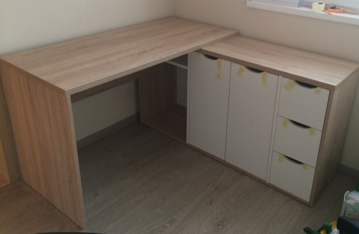 Pracovní stůl se skříňkou a šuplíky