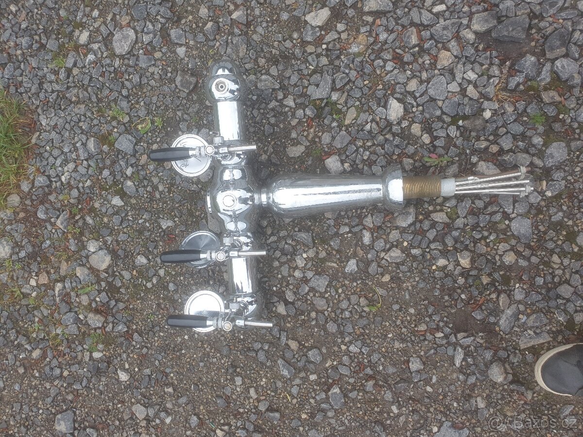 Stará velká mosazná pípa na pivo ( 4 kohout)
