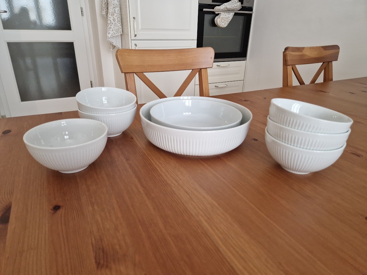 sada porcelánových misek
