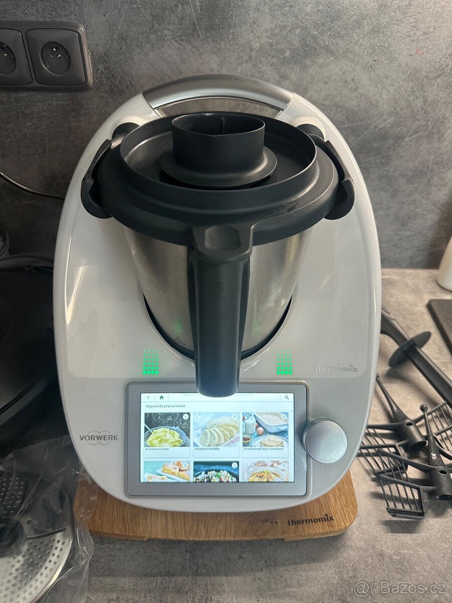 PRODÁM THERMOMIX TM6 + 2 NÁDOBY, PŘÍSLUŠENSTVÍ
