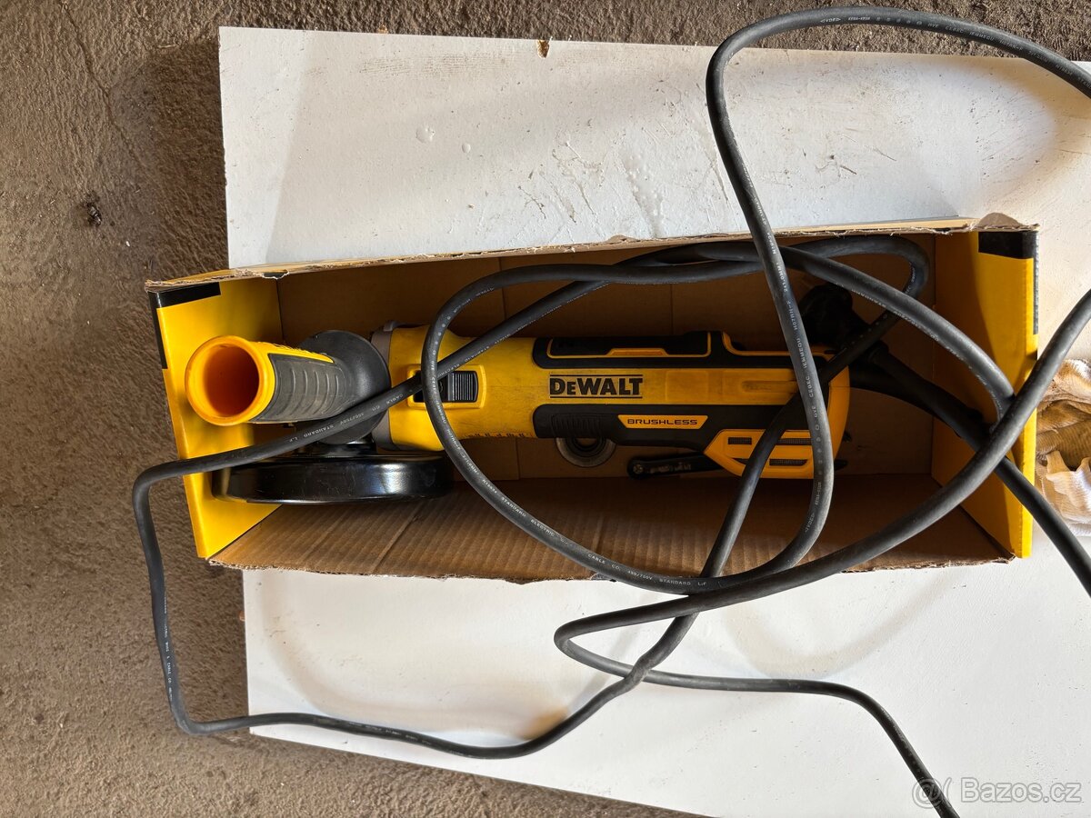 Bruska Dewalt 125mm dwe4357