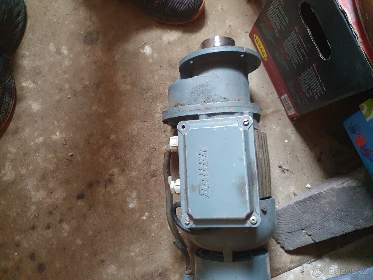 Elektromotor s převodovkou a brzdou