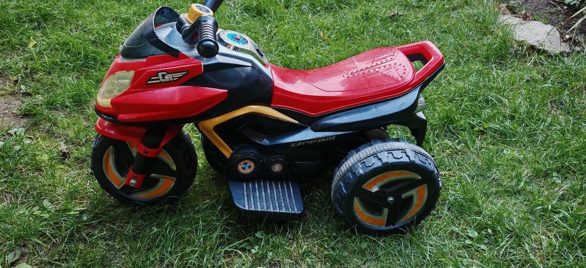 Dětská elektrická tříkolka.