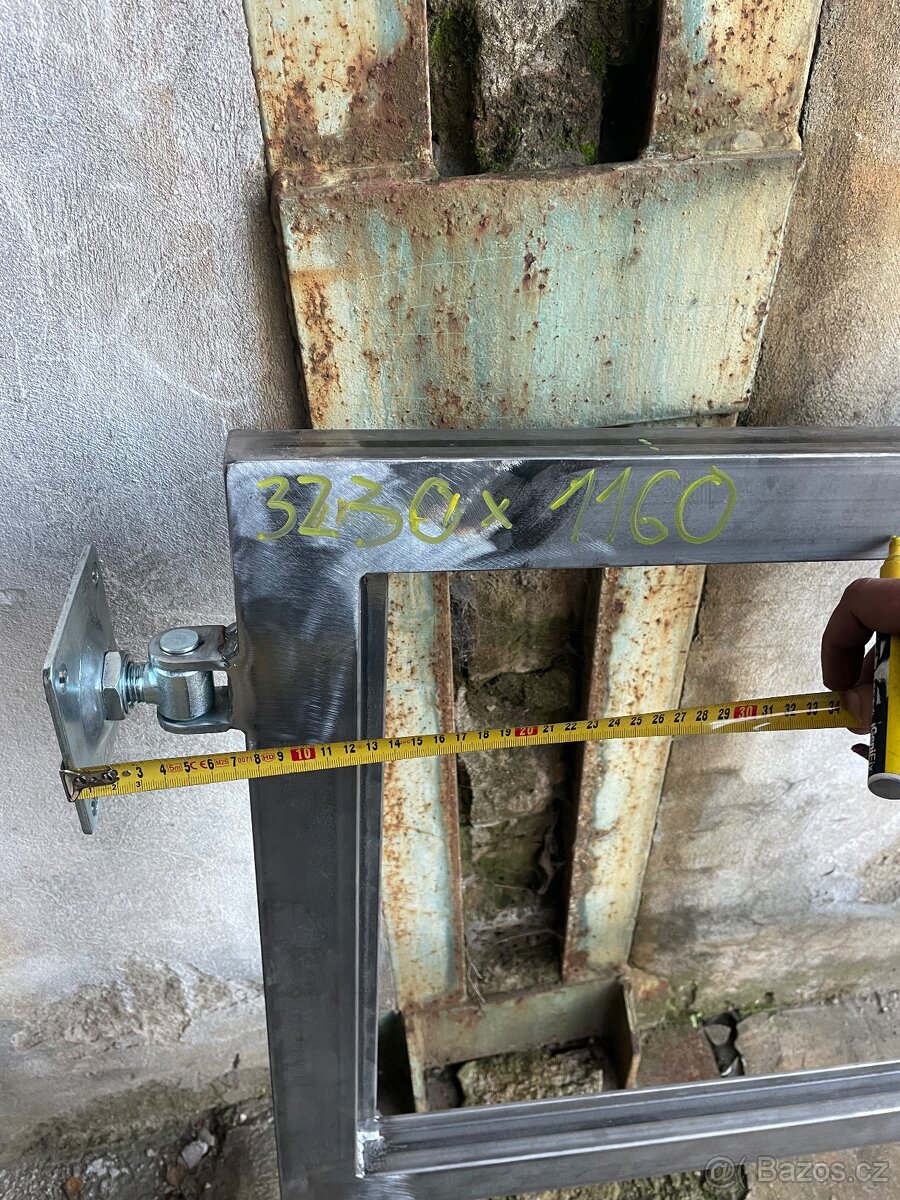 Jednokřídlá kovová brána.