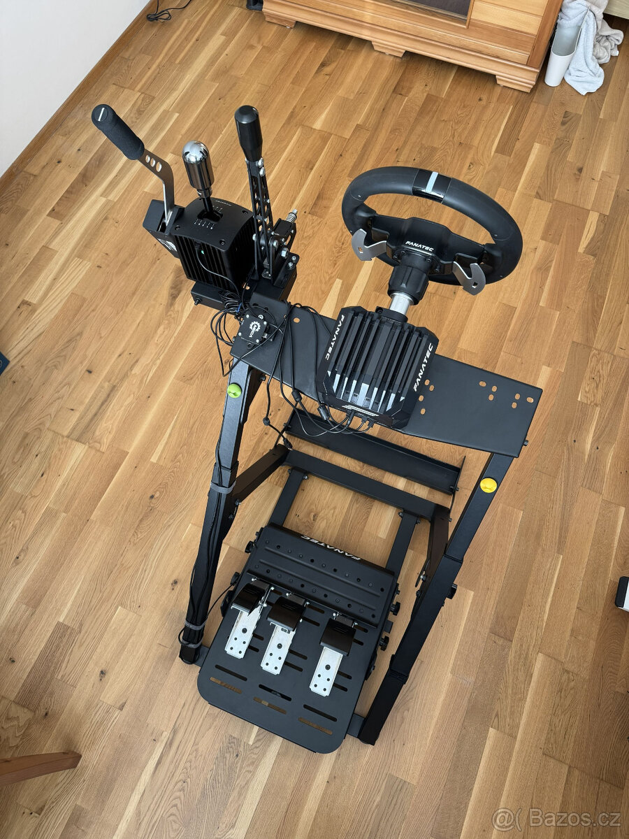 Volant a kompletní vybavení pro hraní automobilových PC her