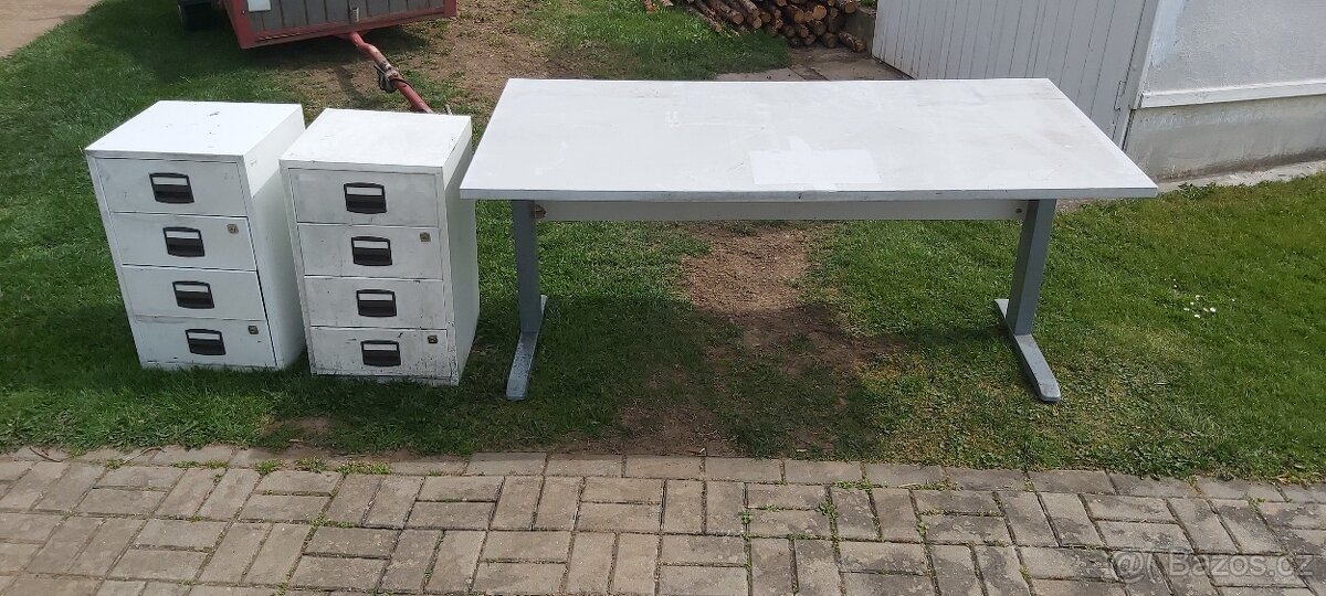 Pracovní stůl