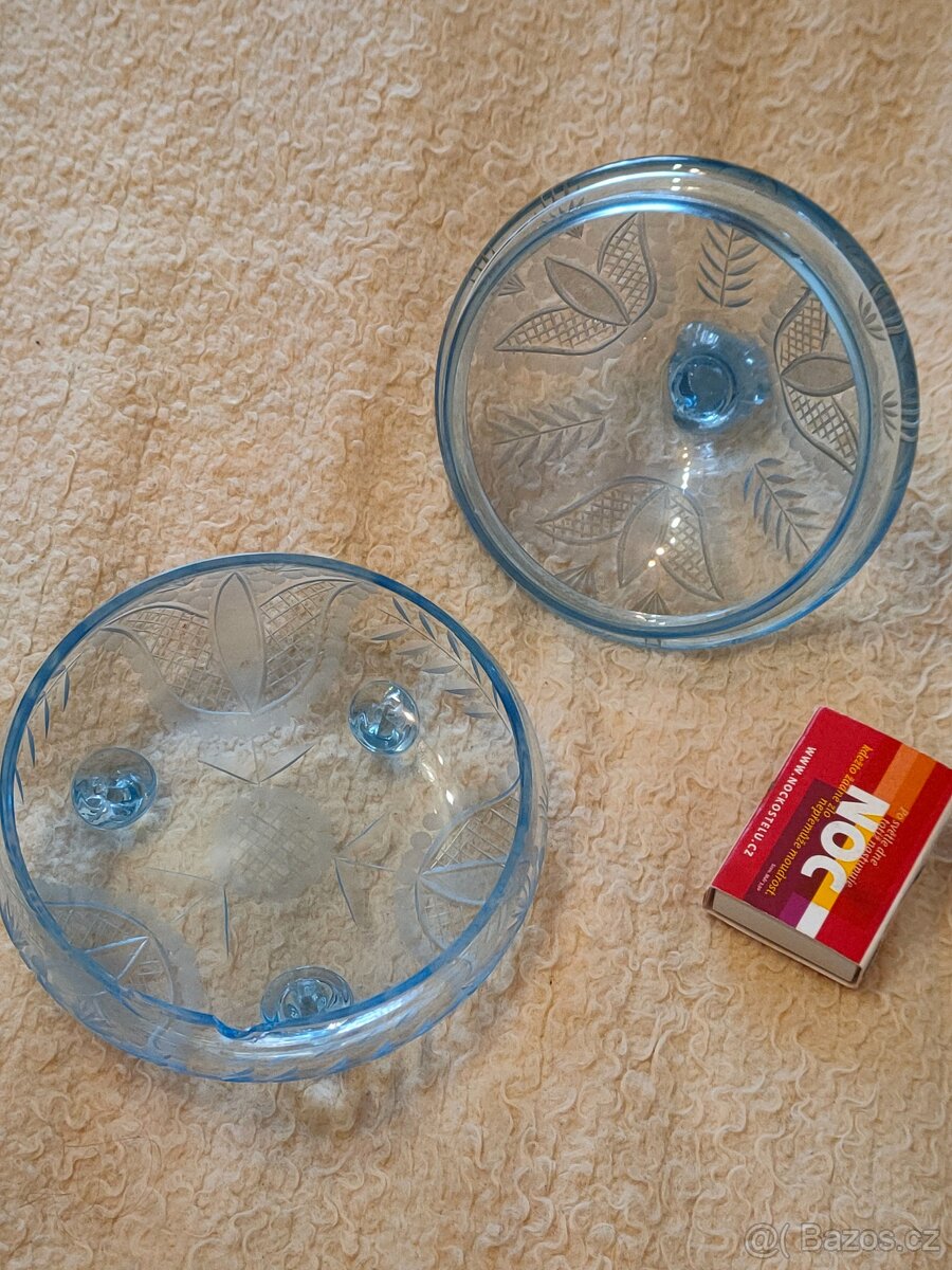 Skleněná dóza.