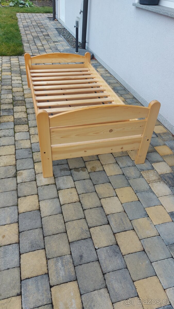 Masivní postel Domestav