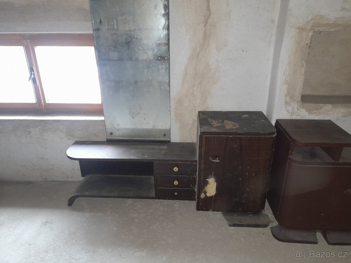 Toaletní stolek se zrcadlem