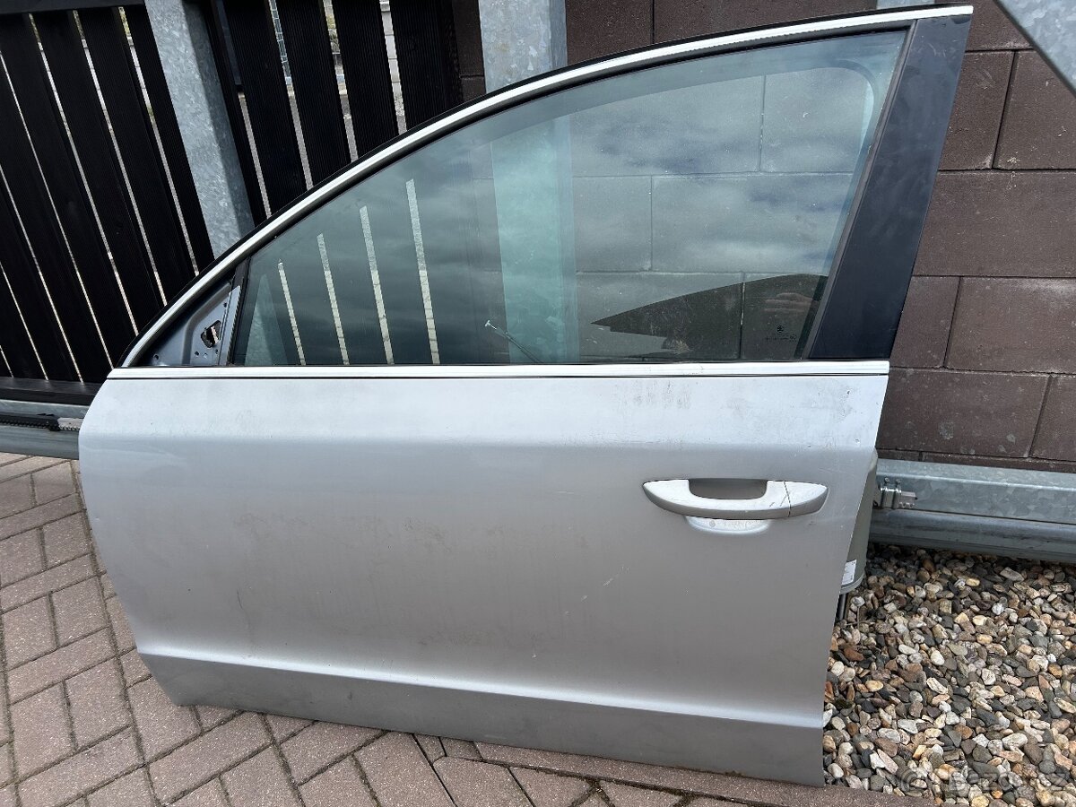 Levé přední dveře Superb 2