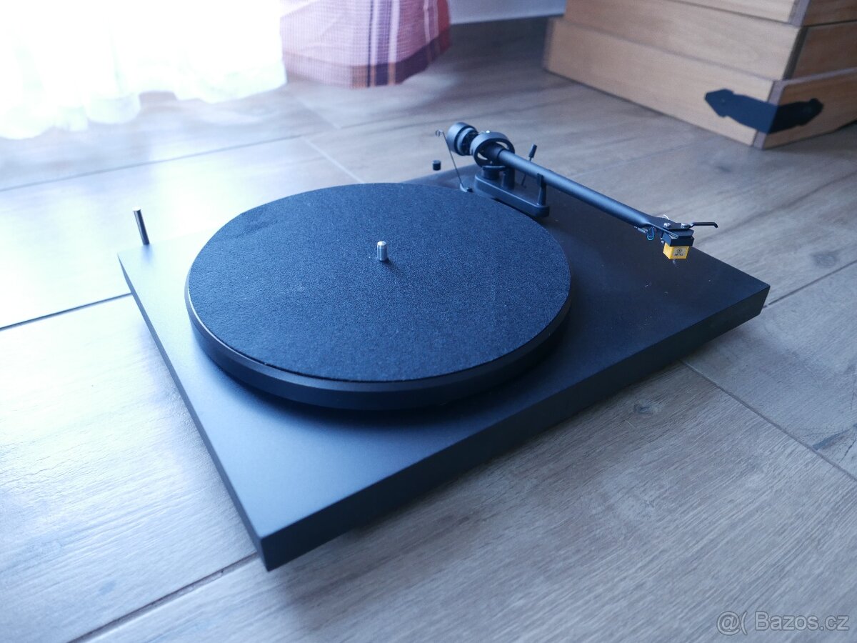 gramofon PRO-JECT DEBUT III DC