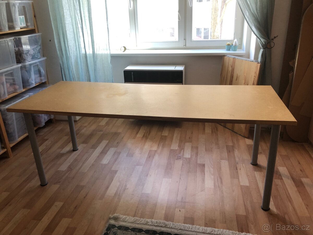 Velký pracovní stůl