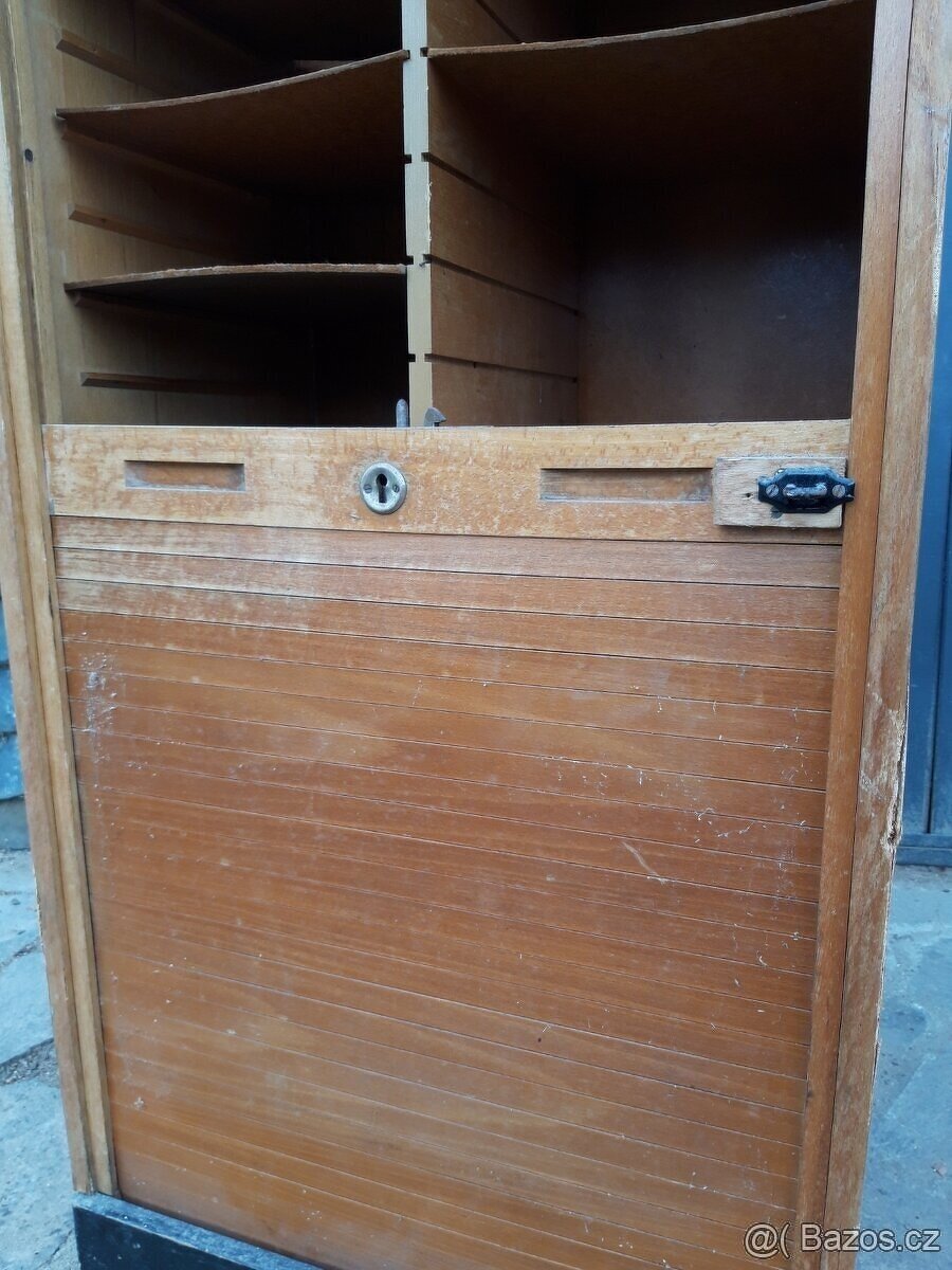 Stará roletová retro skříň