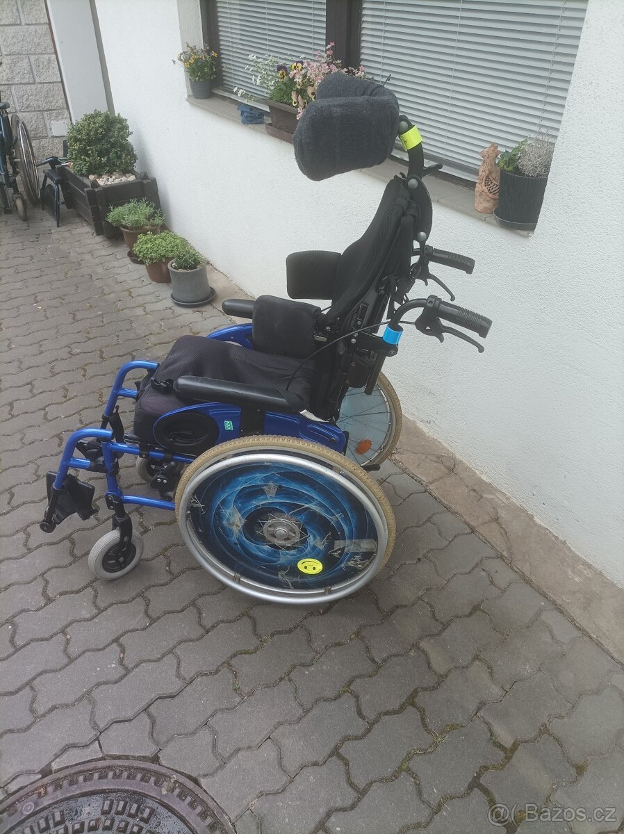 Mechanický invalidní vozík 38