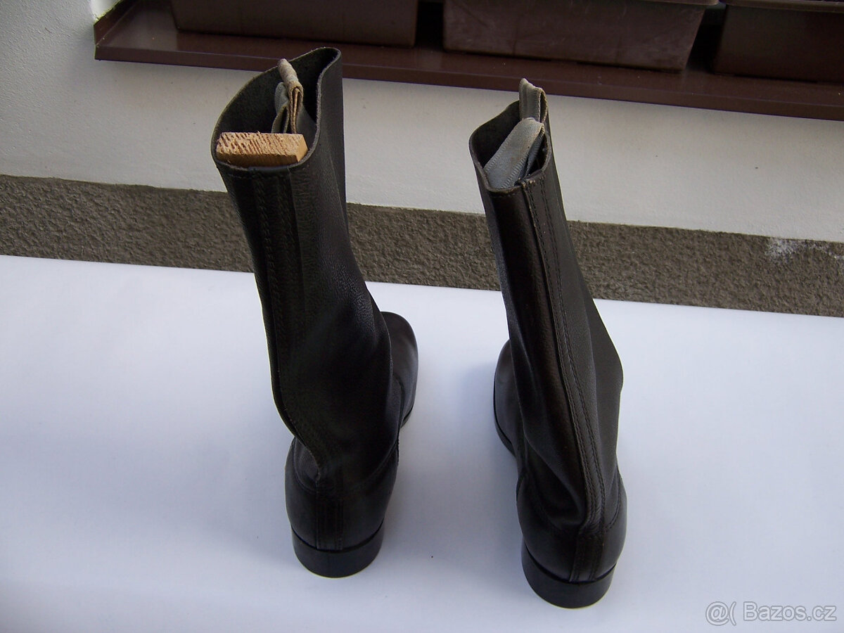 černé vysoké kožené boty č.8 (výška bot 35 cm)