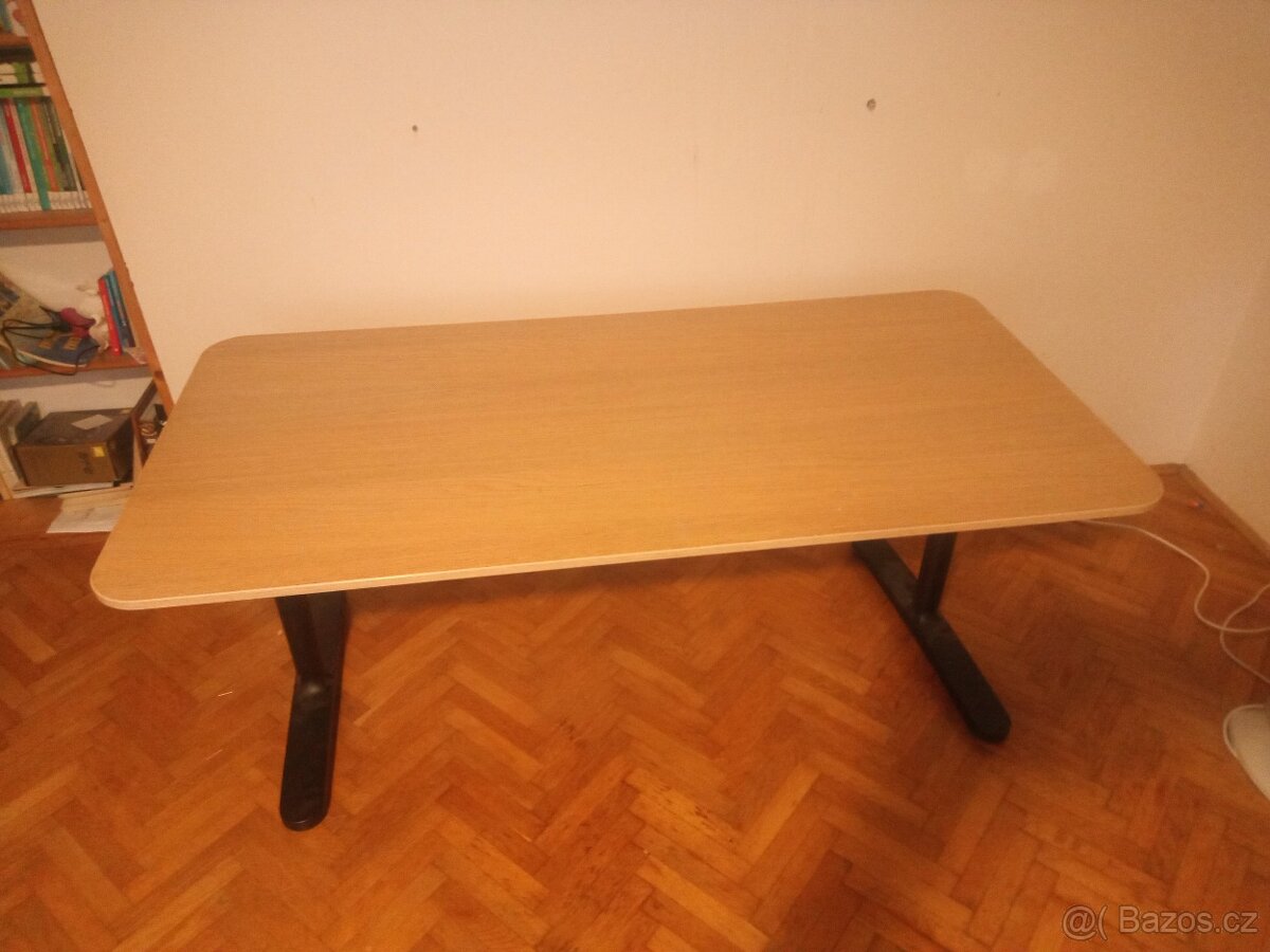 Výškově nastavitelný stůl