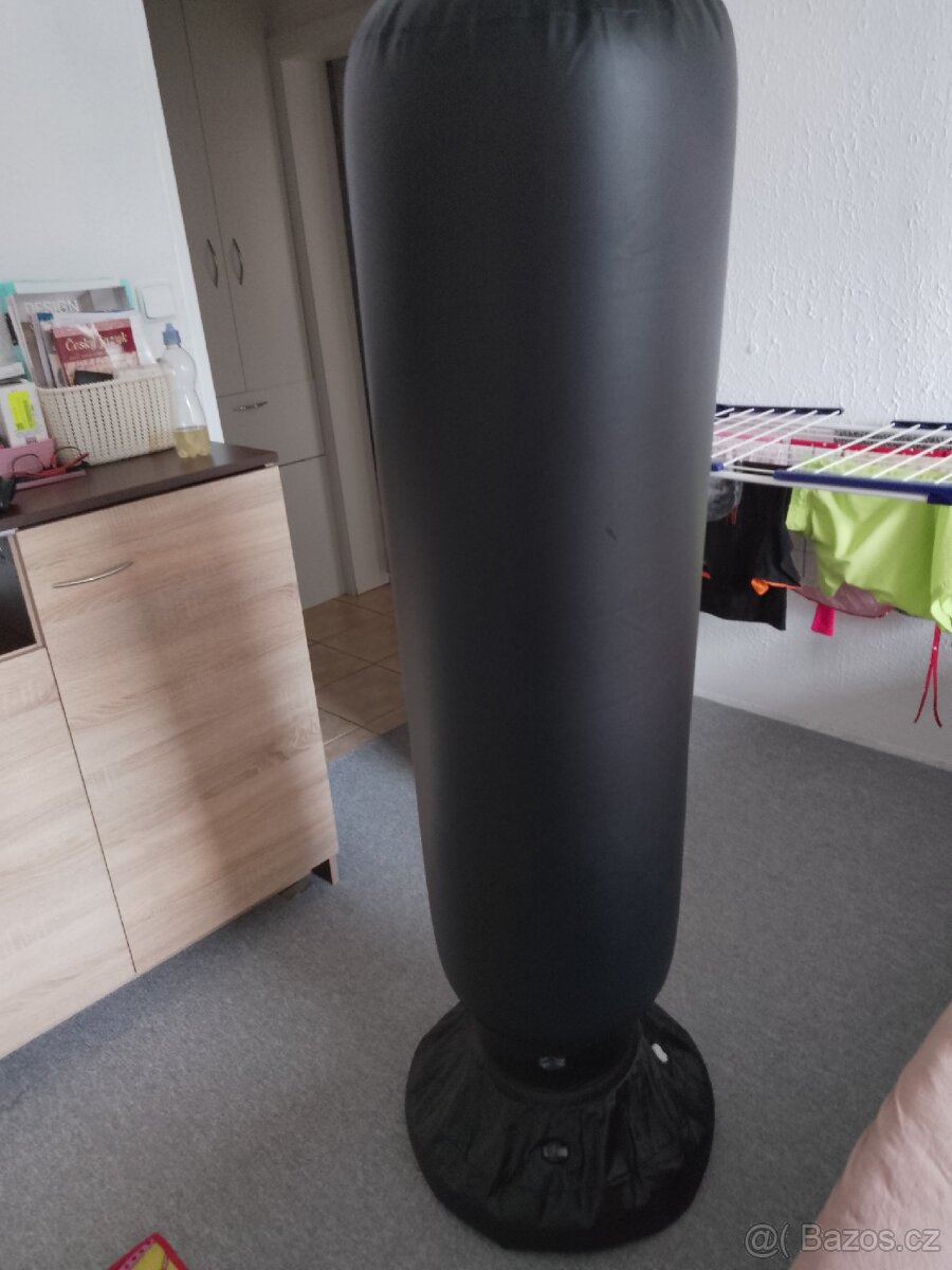 Nafukovací boxerský pytel pro děti. +Rukavice