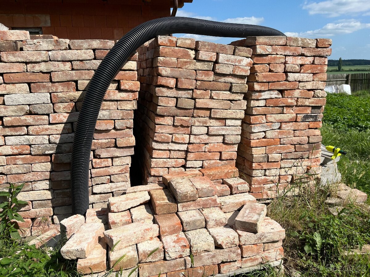 Staré očištěné cihly