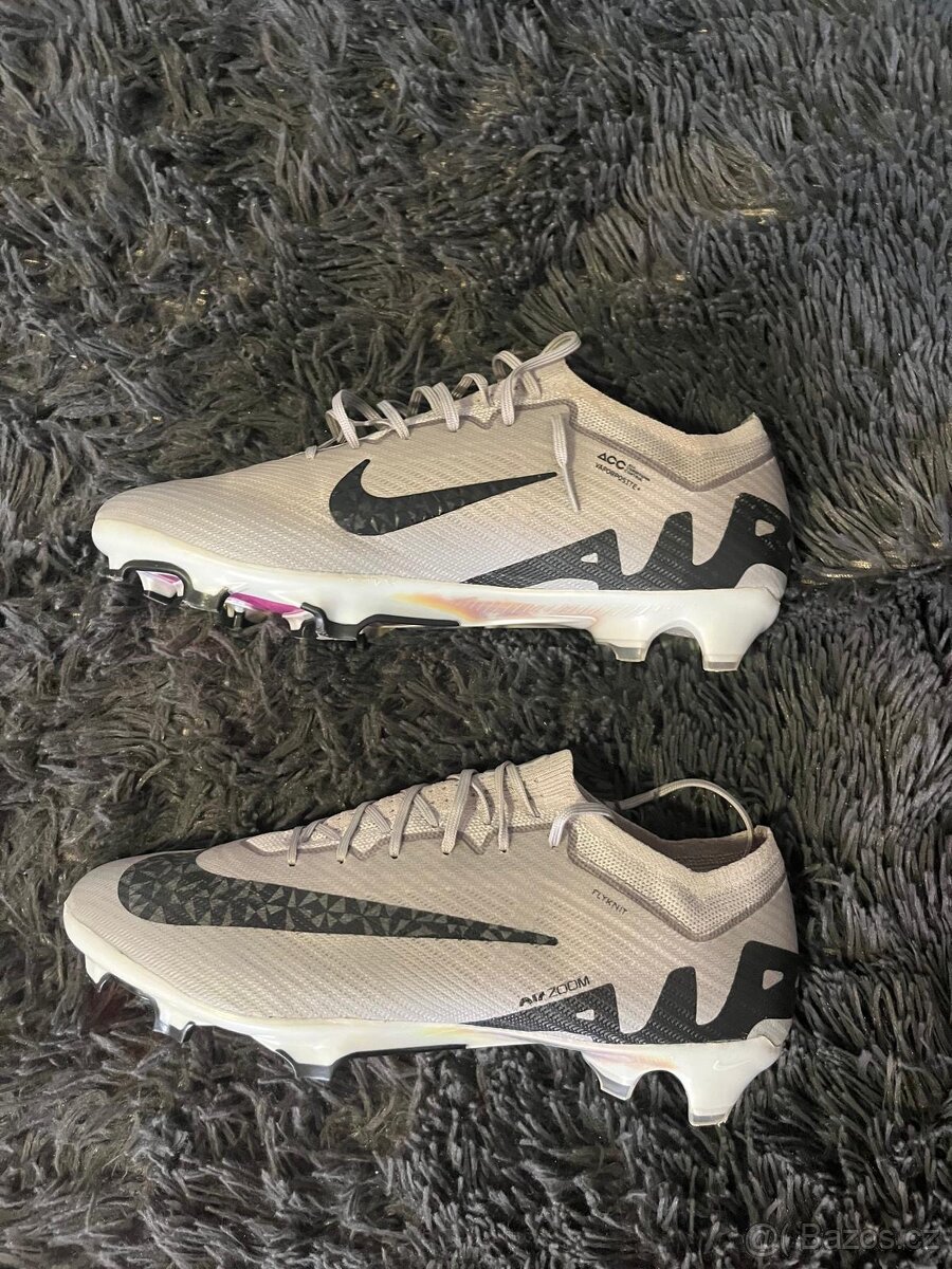 Nike Mercurial Vapor 15 Elite.