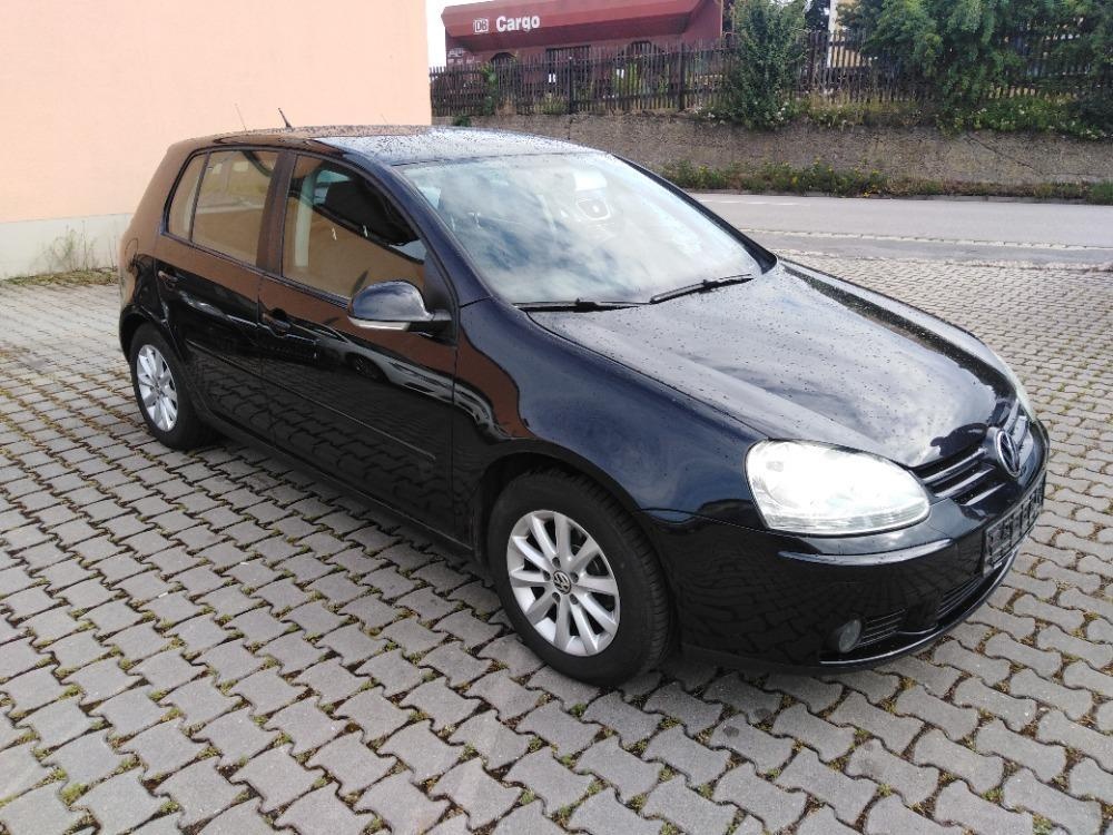 VW GOLF 5,, 1,6i BENZIN 75 KW= KLASIKA ZA 59000 KČ