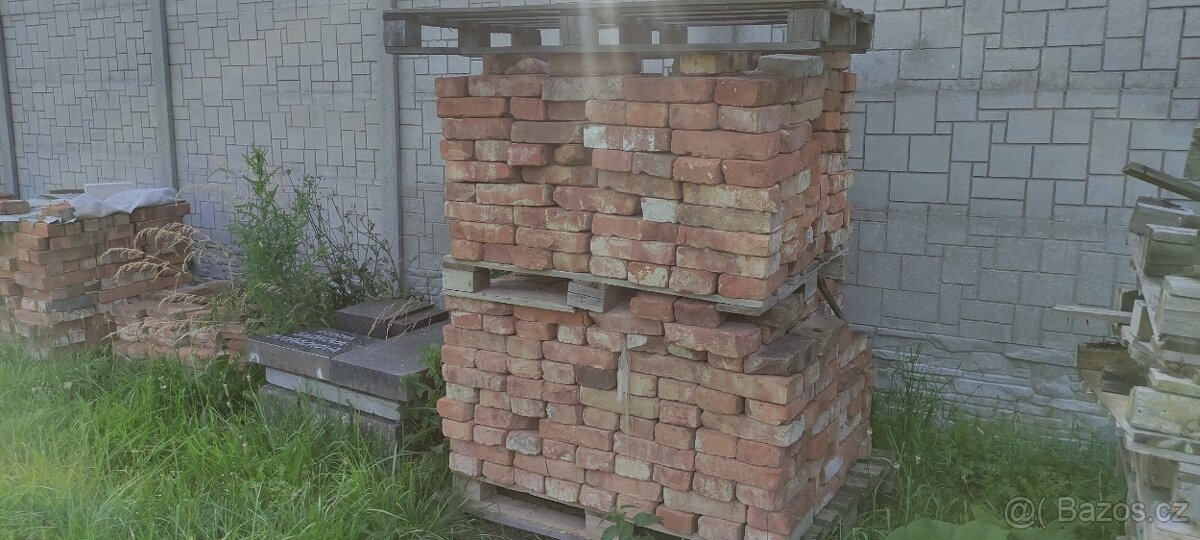 Prodam řezané cihly.celé i číslicemi.