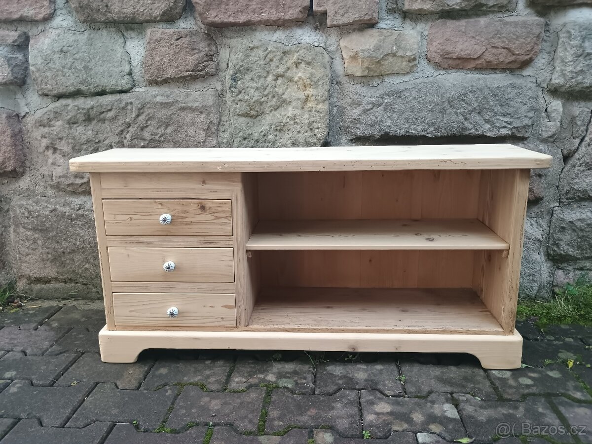 starý botník se šuplaty